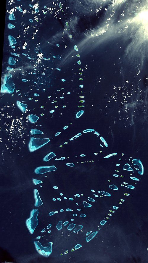 The Maalhosmadulu Atolls seen from space. The Southern Maalhosmadulu Atoll and Fasdūtherē Atoll (centre) make up Baa Atoll